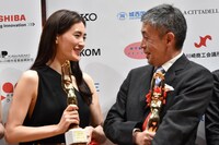 左から綾瀬はるか、橋口亮輔。