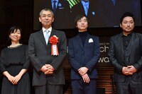 「恋人たち」監督の橋口亮輔（左から2番目）と出演者たち。