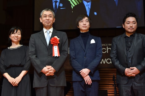 「恋人たち」監督の橋口亮輔(左から2番目)と出演者たち。
