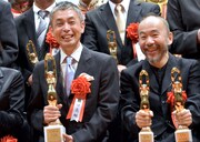第70回毎日映画コンクール表彰式の様子。左から橋口亮輔、塚本晋也。
