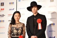 左から藤野涼子、野田洋次郎。