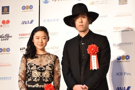 左から藤野涼子、野田洋次郎。