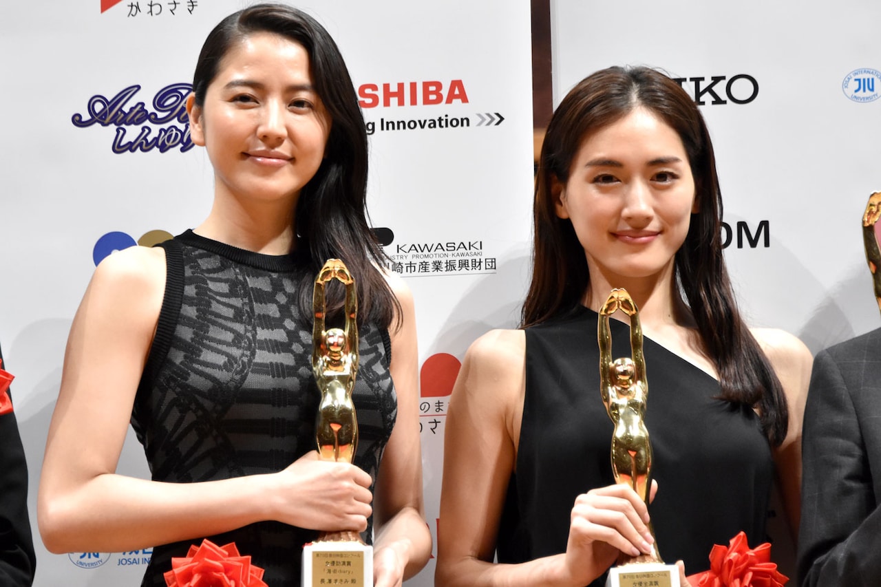 綾瀬はるかと長澤まさみが「海街」撮影時を懐かしむ、毎日映画コンクール表彰式
