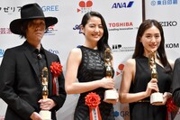 左から野田洋次郎、長澤まさみ、綾瀬はるか。