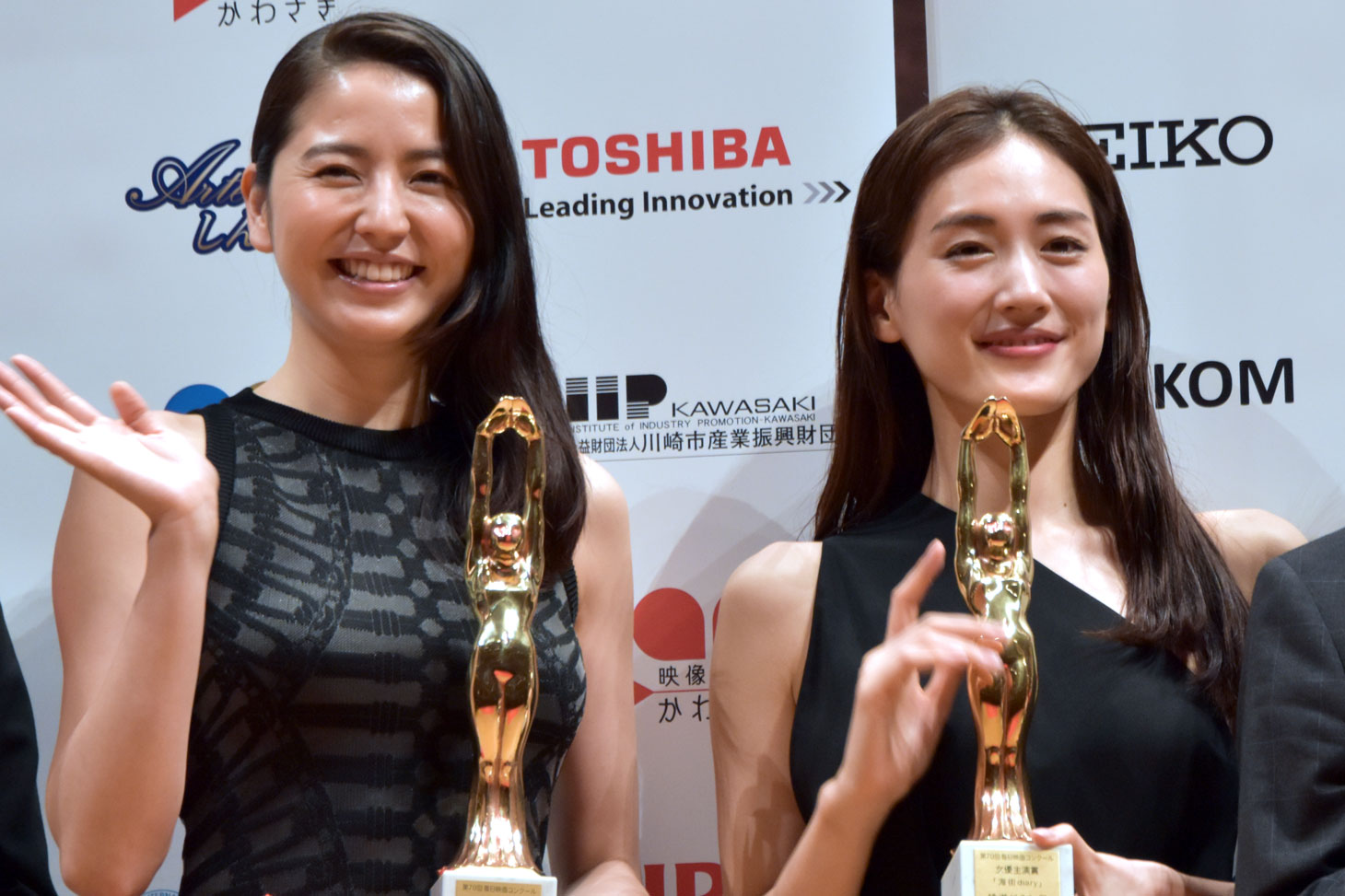 左から長澤まさみ、綾瀬はるか。