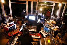 奈良・浮見堂でのサカナクションのレコーディング風景。Photographed by LESLIE KEE