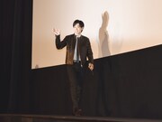 「NINJA THE MONSTER」舞台挨拶より、手を振りながらステージに現れたディーン・フジオカ。