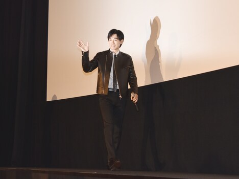 「NINJA THE MONSTER」舞台挨拶より、手を振りながらステージに現れたディーン・フジオカ。