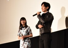 「NINJA THE MONSTER」舞台挨拶より、ディーン・フジオカ（右）のコメントに笑顔を見せる森川葵（左）。