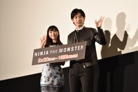 「NINJA THE MONSTER」舞台挨拶より、会場に向かって手を振る森川葵（左）とディーン・フジオカ（右）。