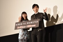 「NINJA THE MONSTER」舞台挨拶より、会場に向かって手を振る森川葵（左）とディーン・フジオカ（右）。
