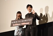 「NINJA THE MONSTER」舞台挨拶より、会場に向かって手を振る森川葵（左）とディーン・フジオカ（右）。