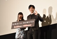 「NINJA THE MONSTER」舞台挨拶より、会場に向かって手を振る森川葵（左）とディーン・フジオカ（右）。