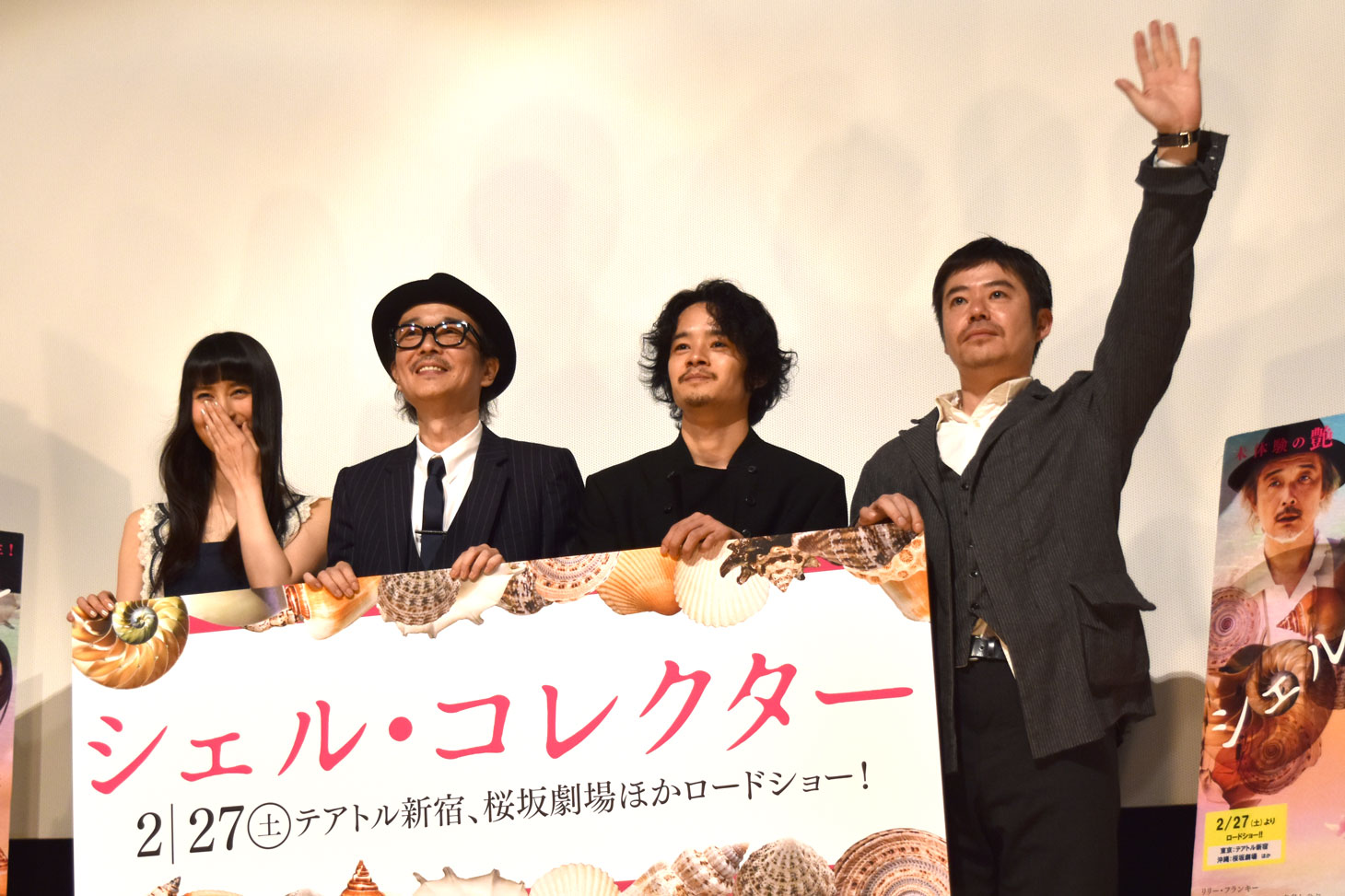 1人だけ張り切って手を振る坪田義史（右）に、笑いをこらえきれない橋本愛（左）。