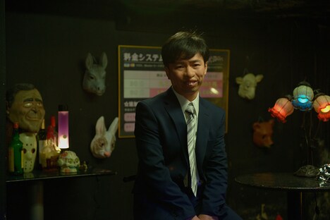 「ディアスポリス-異邦警察-」より特殊メイクをして演技に臨む浜野謙太。(c)リチャード・ウー,すぎむらしんいち・講談社/「ディアスポリス」製作委員会