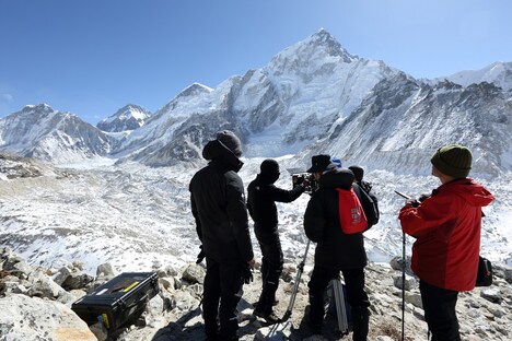 「エヴェレスト 神々の山嶺」撮影の様子。 (c)2016映画「エヴェレスト 神々の山嶺」製作委員会