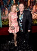 左からシャキーラ、ジョン・ラセター。