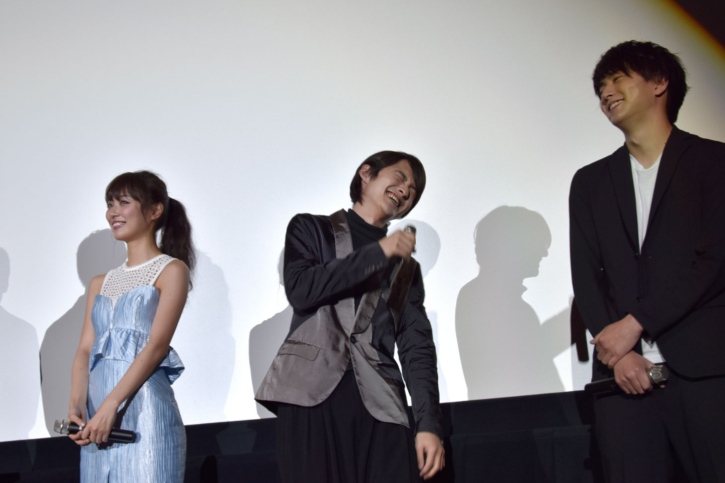 竹内涼真からわざと違う役名で呼ばれ、悔しがる木ノ本嶺浩（中央）。