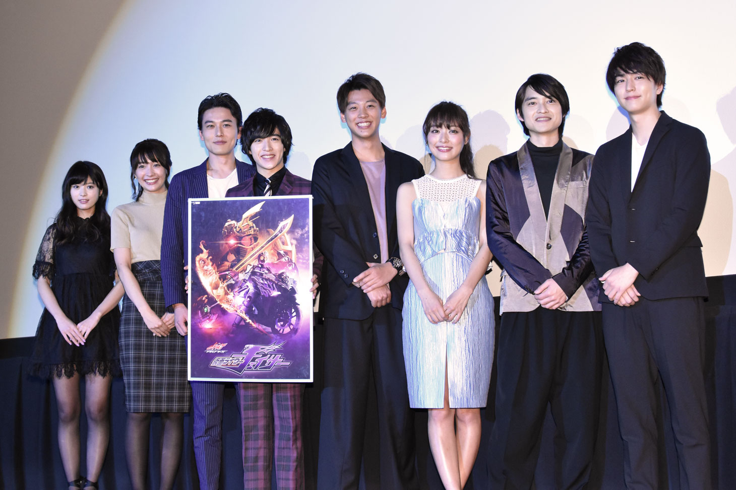 Vシネマ「ドライブサーガ 仮面ライダーチェイサー」完成披露上映イベントの様子。左から馬場ふみか、山崎真実、蕨野友也、上遠野太洸、竹内涼真、内田理央、木ノ本嶺浩、稲葉友。