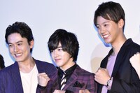 「今日一番の笑顔で！」というオーダーに応える蕨野友也（左）、上遠野太洸（中央）、竹内涼真（右）。