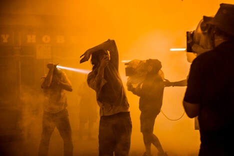 「虹蛇と眠る女」の撮影風景。