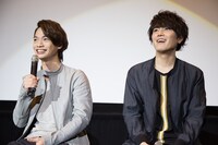 左から池田純矢、間宮祥太朗。