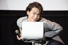 「ライチ☆光クラブ」劇中場面を再現し、爆笑をさらう池田純矢。