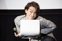 「ライチ☆光クラブ」劇中場面を再現し、爆笑をさらう池田純矢。