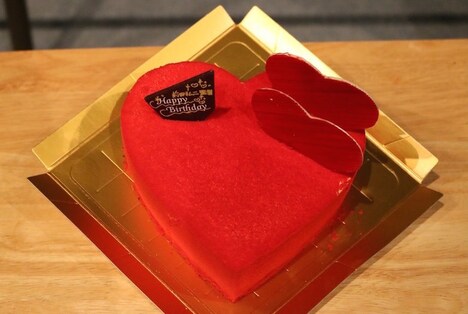 前田弘二に贈られたハート形のバースデーケーキ。(c)2016「セーラー服と機関銃 -卒業-」製作委員会