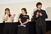左から多部未華子、小林聡美、北村匠海。