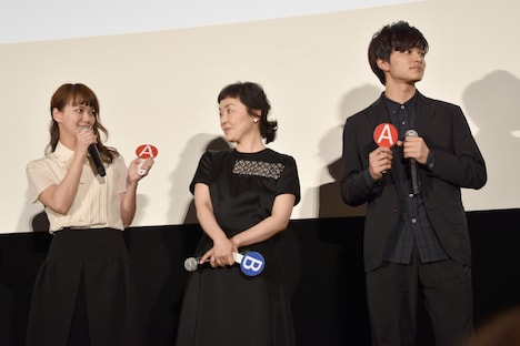 左から多部未華子、小林聡美、北村匠海。