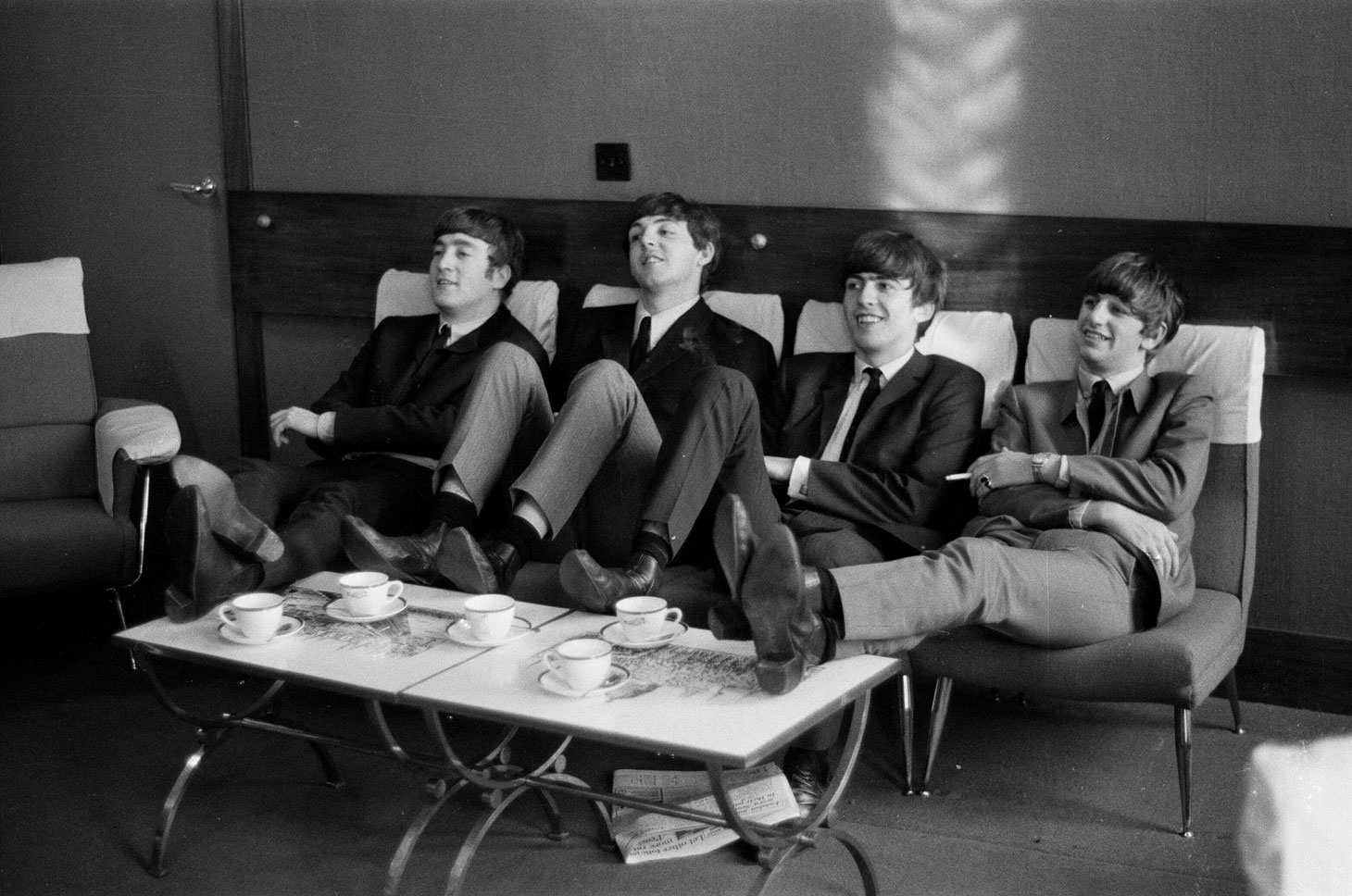 ビートルズのメンバーを捉えた1963年のオフショット。（写真提供：Illingworth, Roy / Mirrorpix / Newscom / ゼータ イメージ）