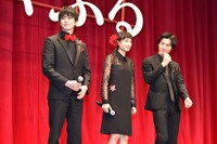 左から真剣佑、広瀬すず、野村周平。