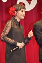 主題歌にあわせて踊る広瀬すず。