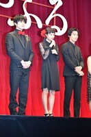 左から真剣佑、広瀬すず、野村周平。
