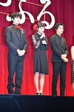 左から真剣佑、広瀬すず、野村周平。