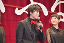 左から真剣佑、広瀬すず。