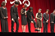 自分の衣装に入った赤いポイントをアピールする野村周平（中央）。