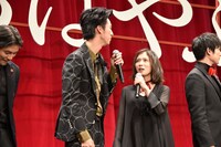 一発ギャグをリクエストされた矢本悠馬を、「さすがに無理だよね」と追い込んでいく清水尋也（中央左）と松岡茉優（中央右）。