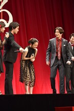 ステージ真ん中へ来るよう指示を受ける矢本悠馬（右）。