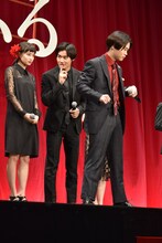 一発ギャグを必死で考える矢本悠馬（右）。