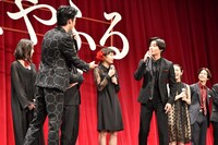 野村周平に「俺は周平が大好き！」と声をかける清水尋也（左手前）。