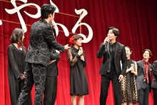 野村周平に「俺は周平が大好き！」と声をかける清水尋也（左手前）。