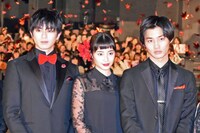 「ちはやふる -上の句-」完成披露舞台挨拶の様子。