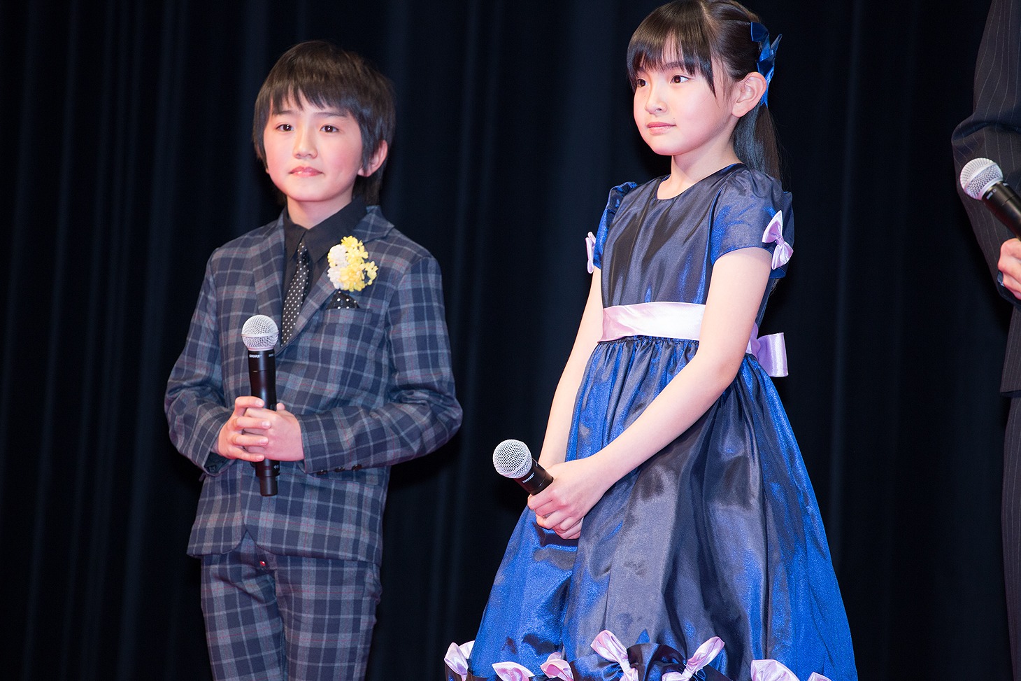 （左から）中川翼、鈴木梨央。
