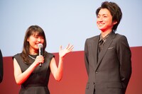 （左から）有村架純、藤原竜也。