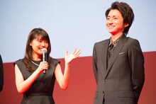 左から有村架純、藤原竜也。