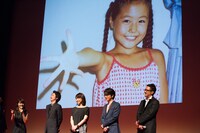 幼少時の自分の写真を見て「髪型を変えたい」と言う有村架純（左）。