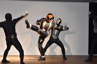 ショッカー戦闘員を蹴散らす仮面ライダーゴースト。