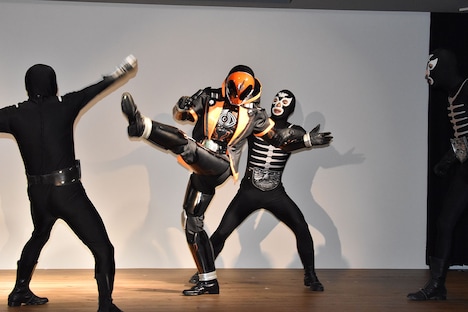 ショッカー戦闘員を蹴散らす仮面ライダーゴースト。